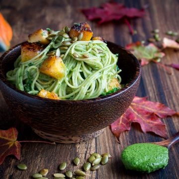 One Pot Creamy Kale Pesto Pasta / https://www.hwcmagazine.com